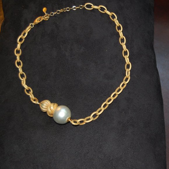 Molly Beads Gold Tone Necklace W/Pearl Accents - Picture 2 of 9